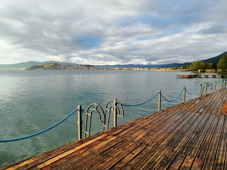Сончево време, попладне наместа со дожд и грмежи
