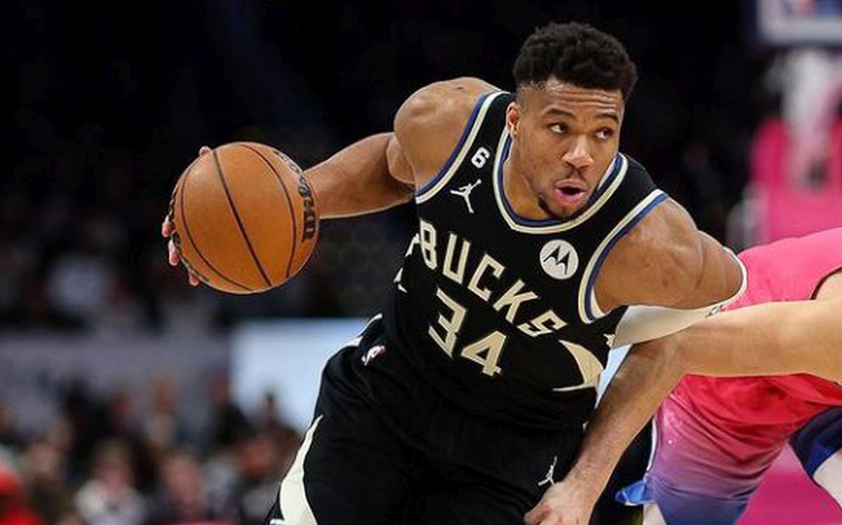 Грците со Адетокумбo во составот во борбата за Париз