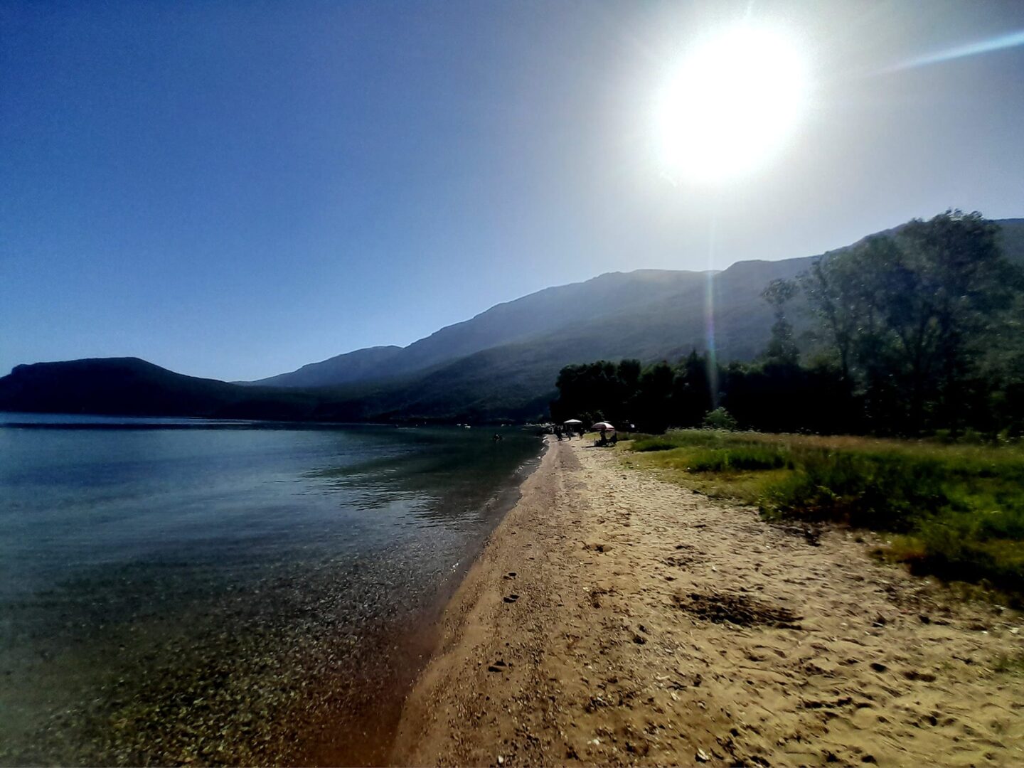 Сончево и топло со мала до умерена локална облачност