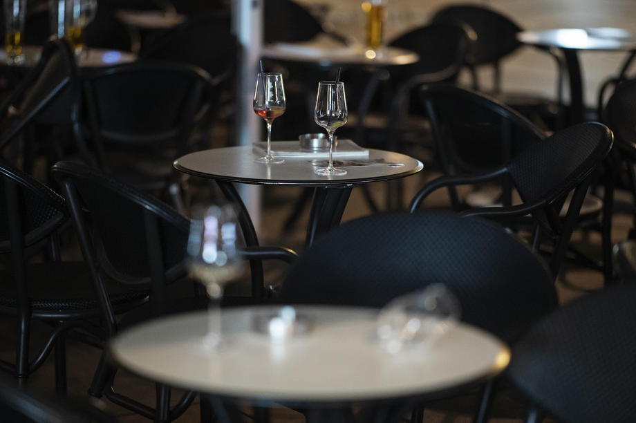 Скопјанец нападнат во кафуле на Бит Пазар, искршен и инвентарот