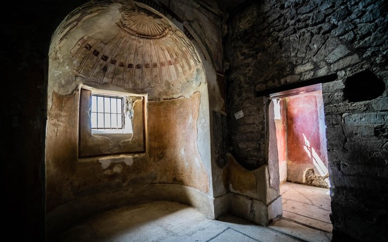 Турист во Италија уништил фрески стари речиси 2000 години