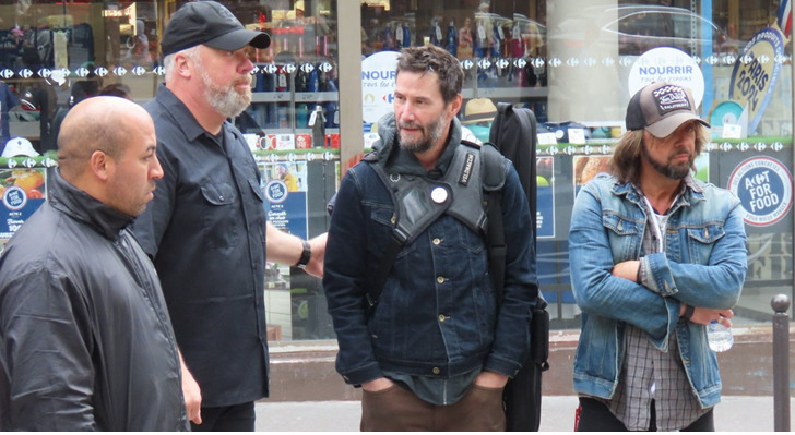 Добро расположениот Кијану Ривс го привлече вниманието на минувачите на улиците на Париз