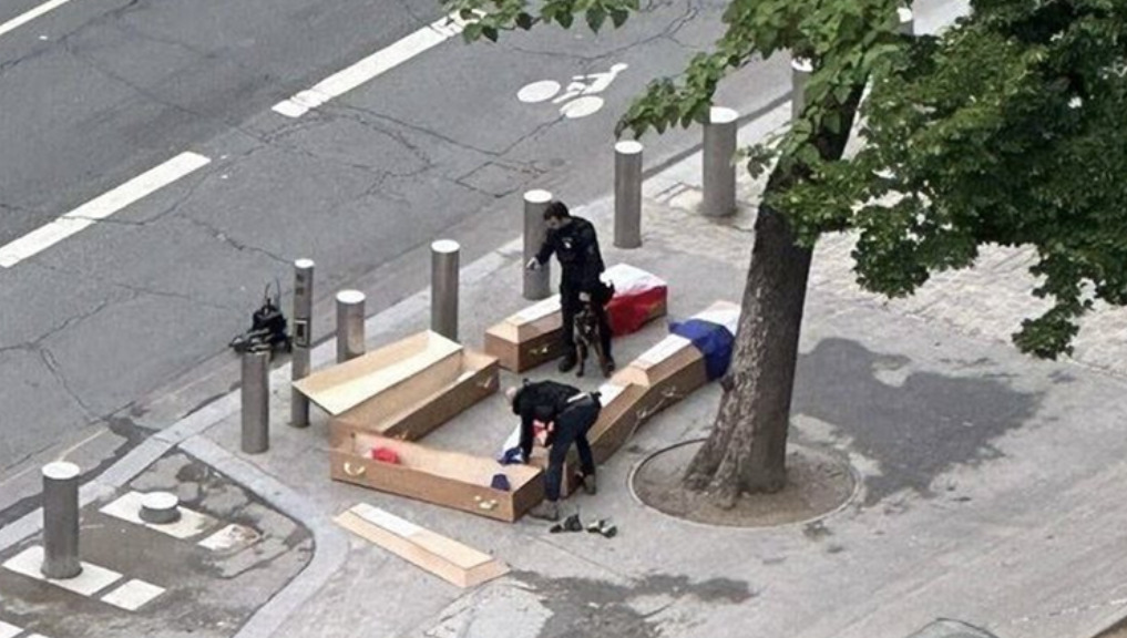 Ковчези со натпис „Француски војници во Украина“ пронајдени во близина на Ајфеловата кула